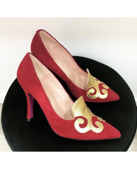 Modelo ZAPATOS GRANATE Y DORADO