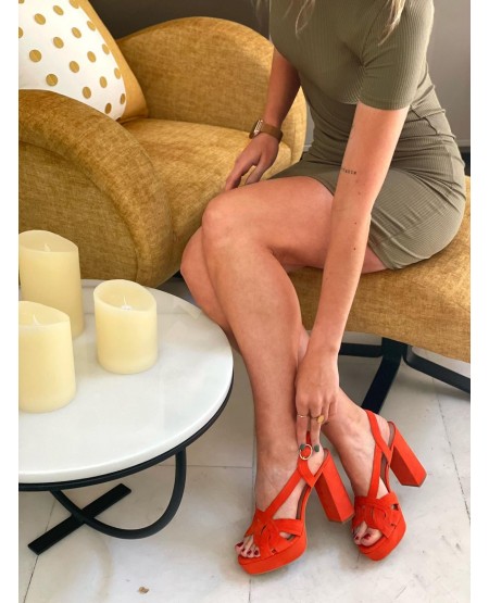 MODELO RIHANA NARANJA
